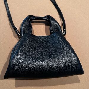 Quince leather trapeze bag in black